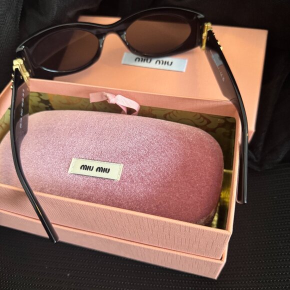 Viral Miu Miu Black Cat-Eye Sunglasses main image 6